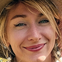 Adorable Alice Naken