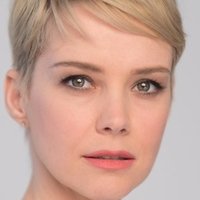Andrea Osvárt Naken
