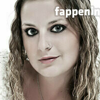 aprilaura Naken