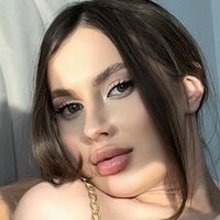 Avery Alena Naken