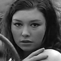 Claudia Gravy Naken