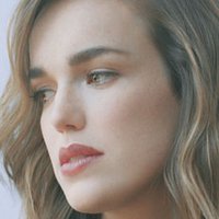 Elizabeth Henstridge Naken