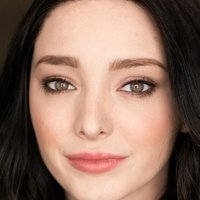 Emma Dumont Naken