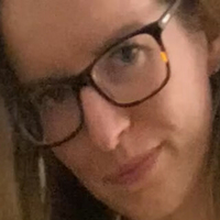 Lara Heller Naken