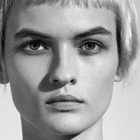 Lara Mullen Naken