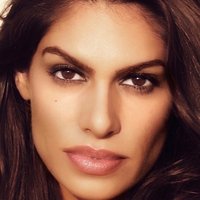 Rayna Tharani Naken
