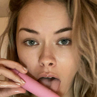 Sophie Strokes Naken