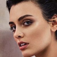 Wallis Day Naken